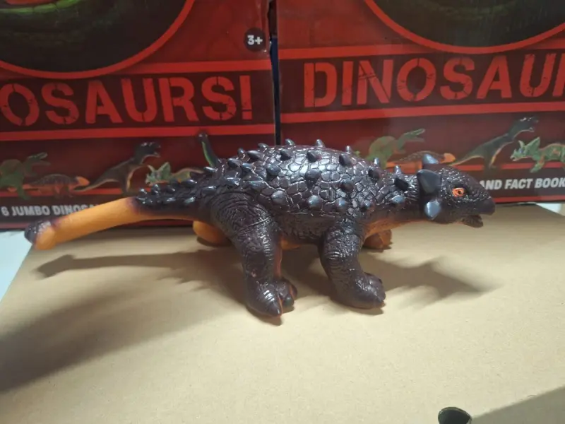 6 suuren dinosaurusten setti äänitehosteilla